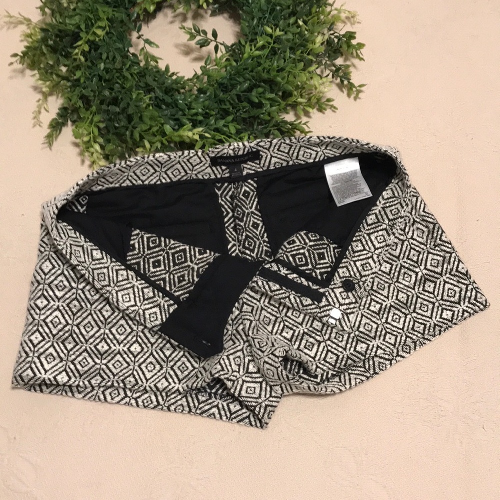⬇️ Banana Republic - Black & White Shorts - 4 - Picture 3 of 8